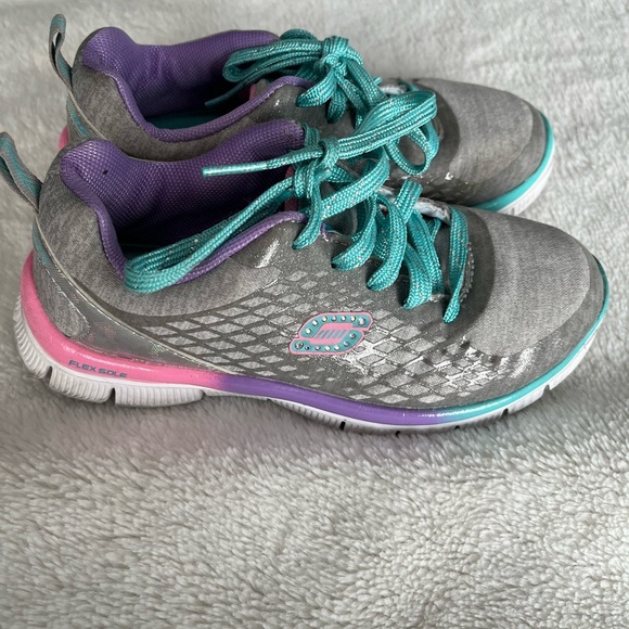 Girls Skechers light weight sneakers - Picture 1 of 7